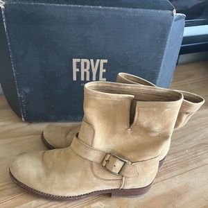 Frye Natalie short engineer in sand